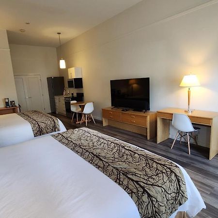The Cedars Inn Hotel & Convention Centre Гибсънс Екстериор снимка
