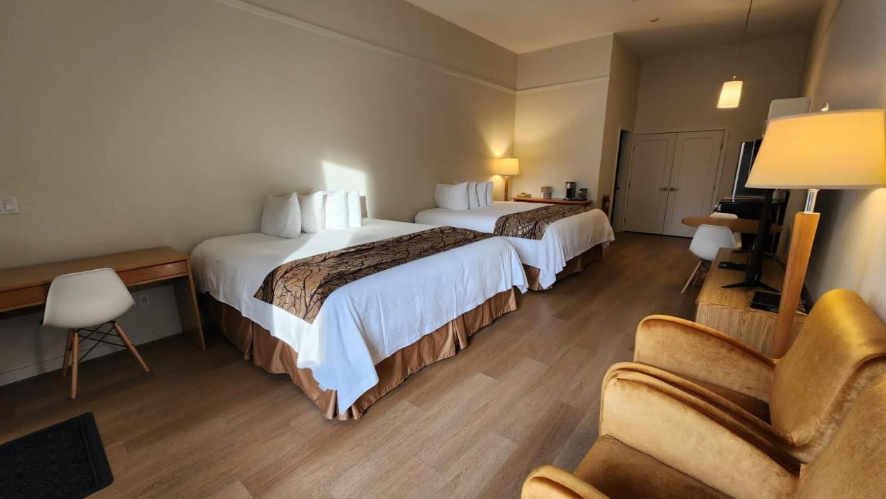 The Cedars Inn Hotel & Convention Centre Гибсънс Екстериор снимка