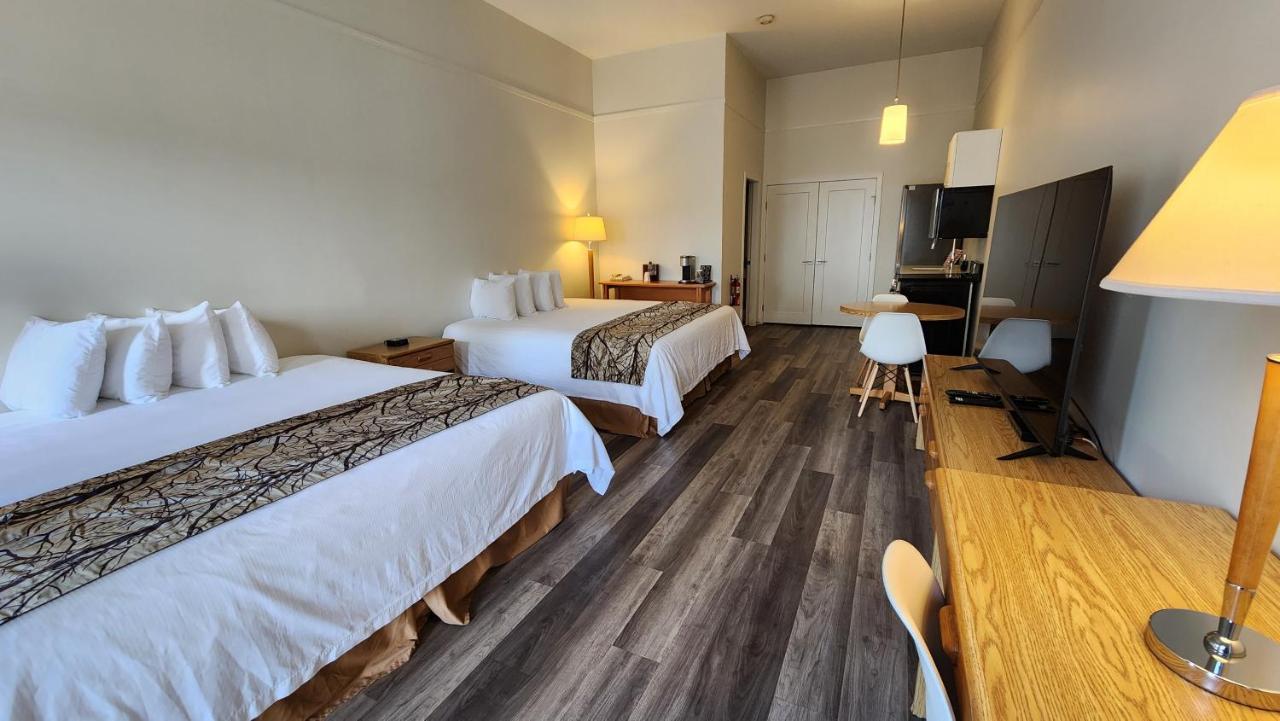 The Cedars Inn Hotel & Convention Centre Гибсънс Екстериор снимка