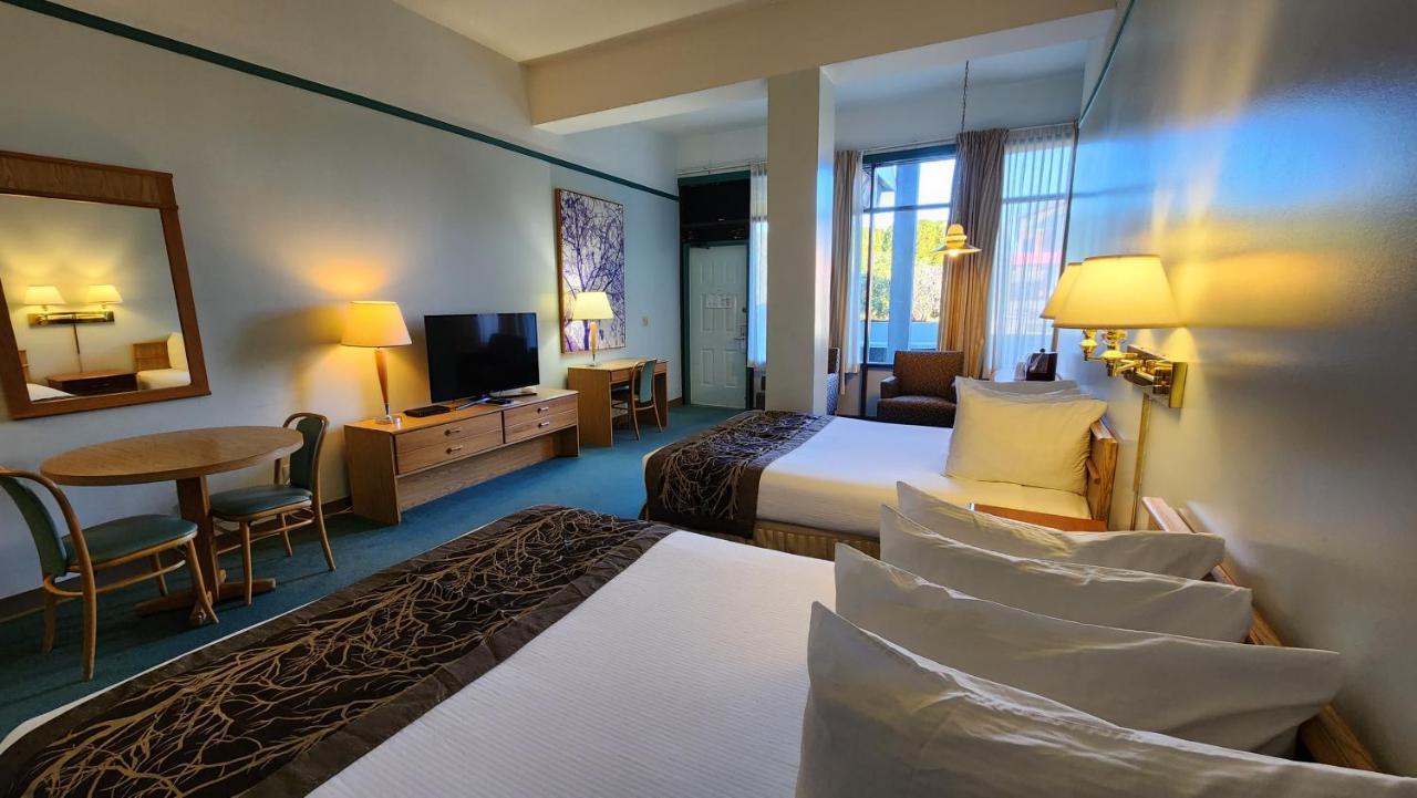 The Cedars Inn Hotel & Convention Centre Гибсънс Екстериор снимка