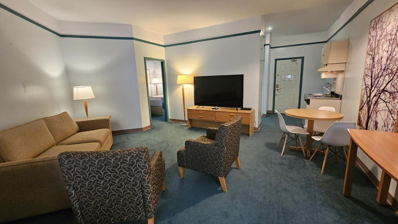 The Cedars Inn Hotel & Convention Centre Гибсънс Екстериор снимка