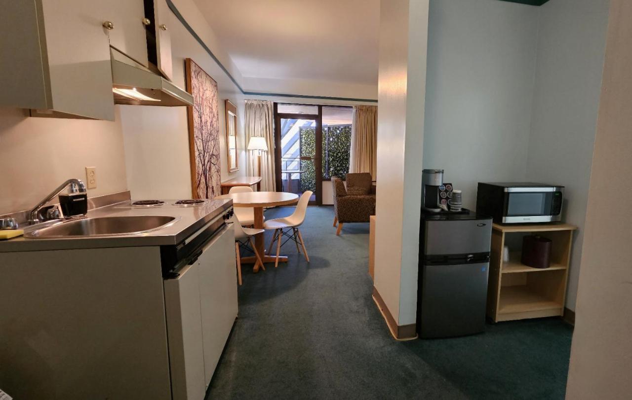 The Cedars Inn Hotel & Convention Centre Гибсънс Екстериор снимка