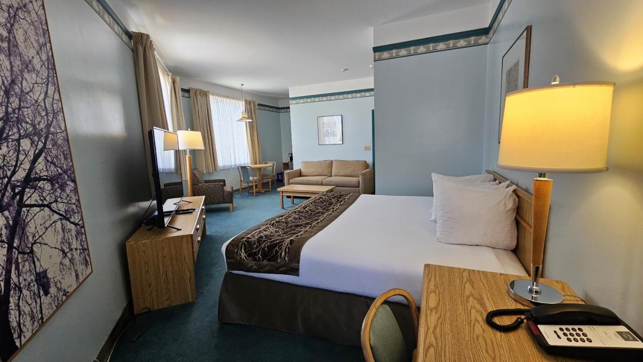 The Cedars Inn Hotel & Convention Centre Гибсънс Екстериор снимка