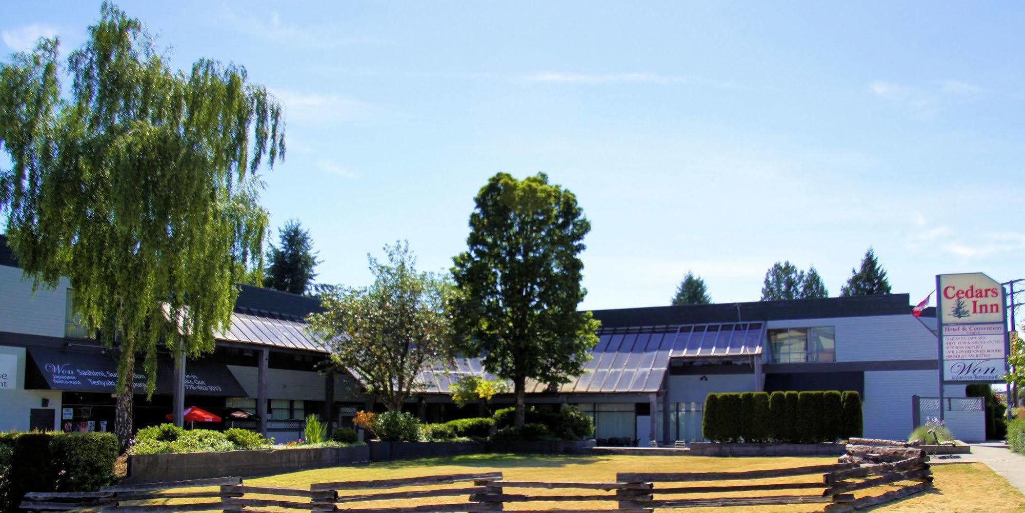 The Cedars Inn Hotel & Convention Centre Гибсънс Екстериор снимка