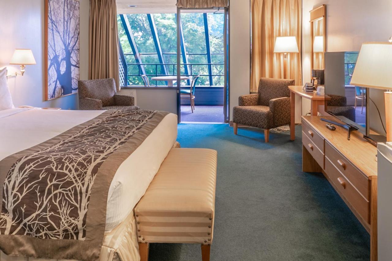 The Cedars Inn Hotel & Convention Centre Гибсънс Екстериор снимка